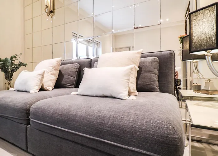Elegant One-Bedroom! Kensington Flat With Patio