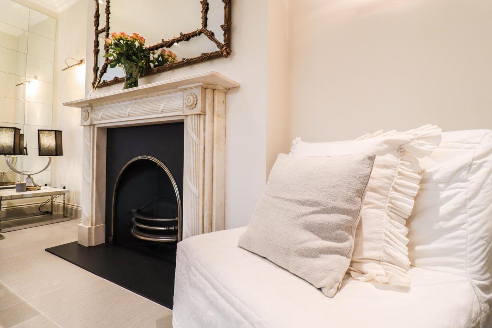 Elegant One-bedroom! Kensington Flat With Patio Londres