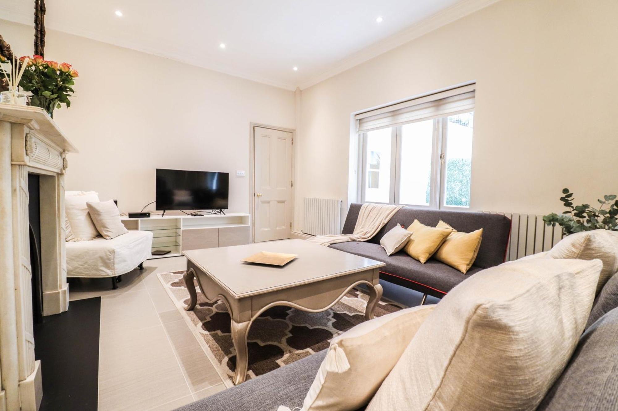 Elegant One-bedroom! Kensington Flat With Patio Londres