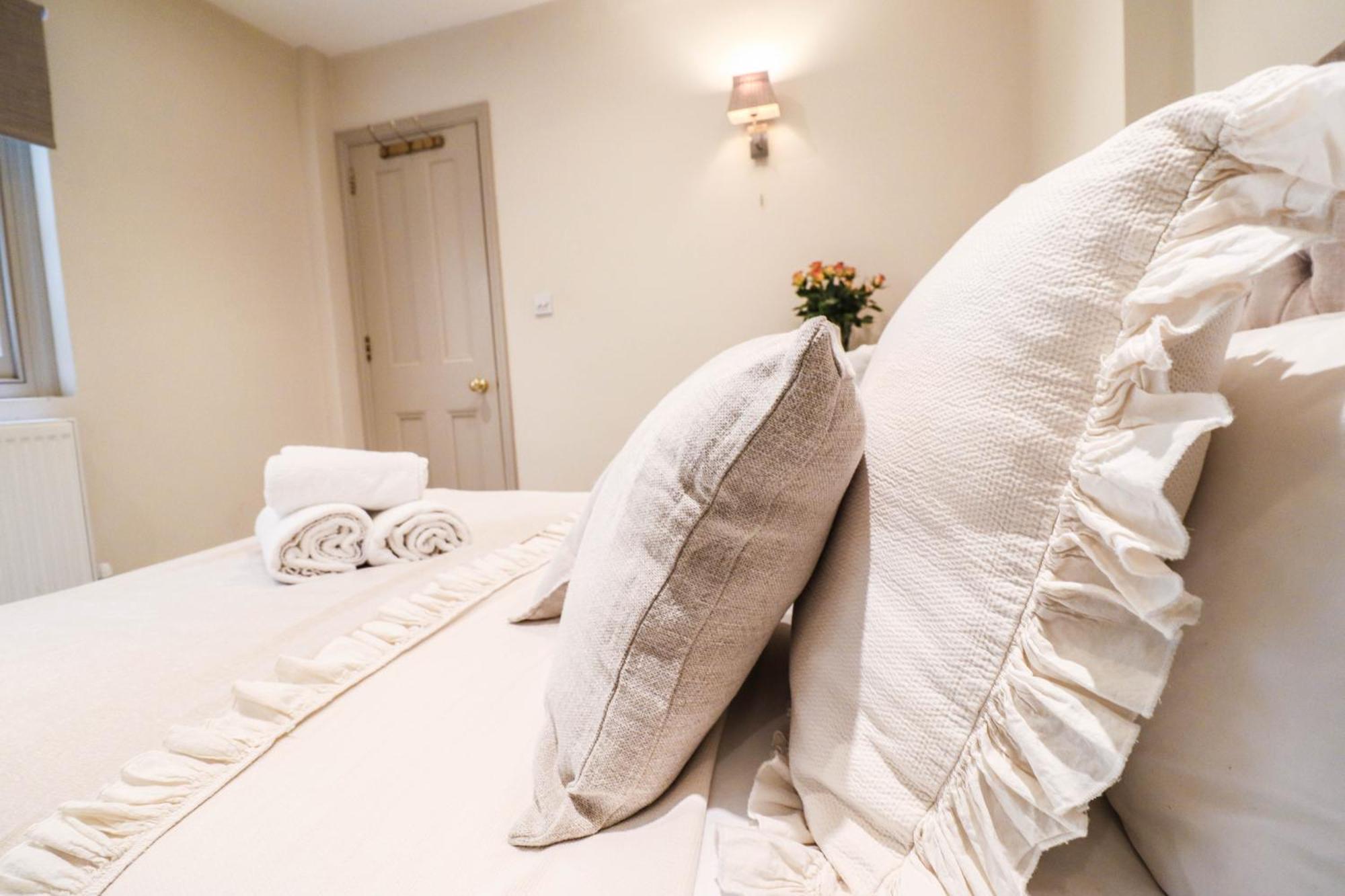 Elegant One-bedroom! Kensington Flat With Patio Apartamento