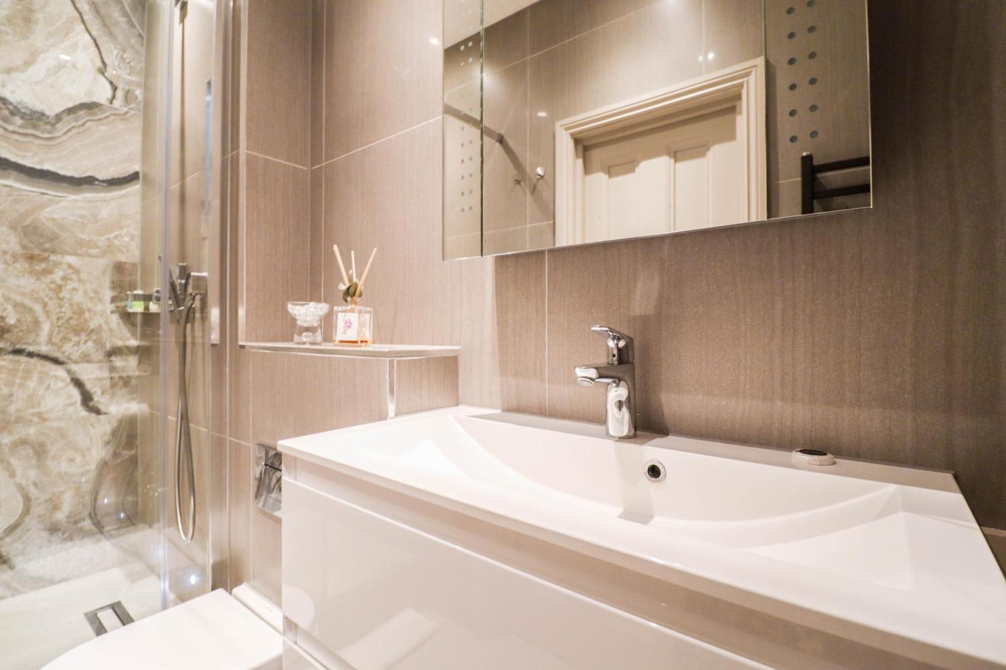 Elegant One-bedroom! Kensington Flat With Patio *