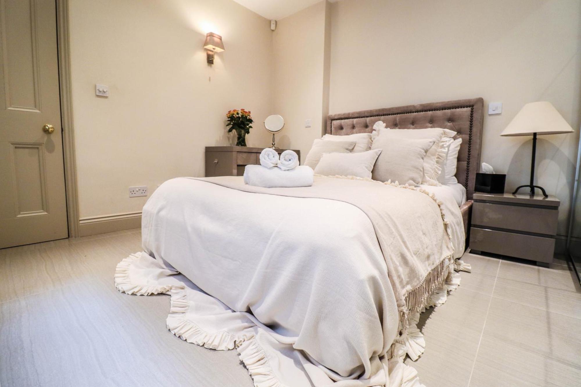 Elegant One-bedroom! Kensington Flat With Patio Apartamento